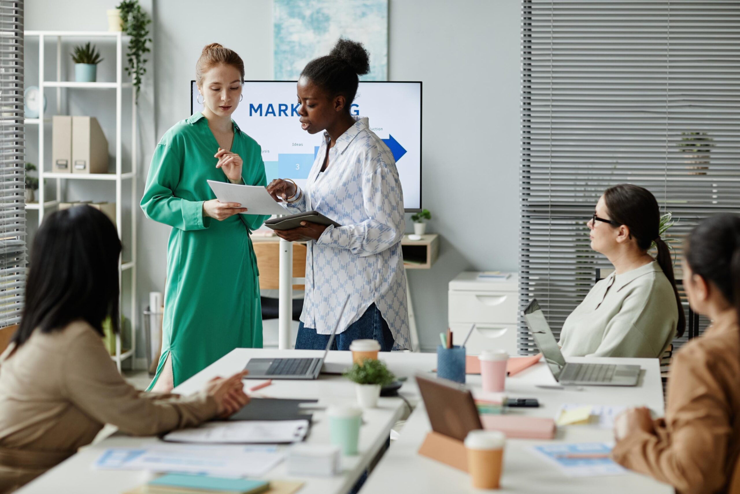 B2B Marketing Agencies vs. In-House Marketing Teams: Who Drives More ROI?