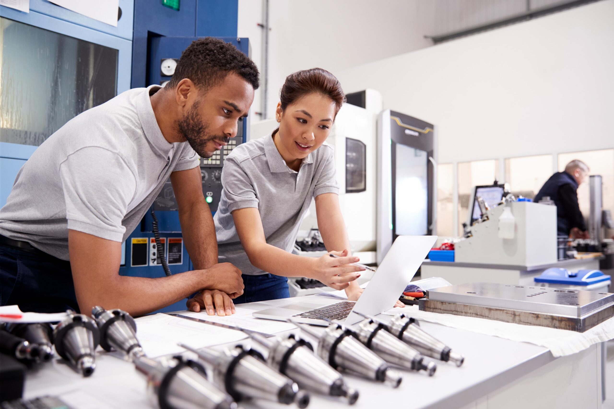 Manufacturer Marketing in the Digital Age: Content, Channels, and Conversion