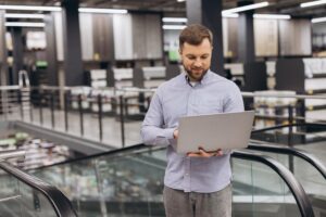 B2b buyer looking up vendors in self-service